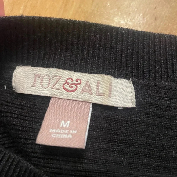 roz & Ali black crew neck sweater size medium side zip accent - Picture 3 of 4